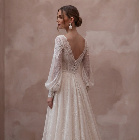 Chantilly Lace Wedding Dresses with Romantic Sleeves
