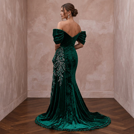 Emerald Green Velvet Off-the-Shoulder Mermaid Evening Gown for Winter Gala