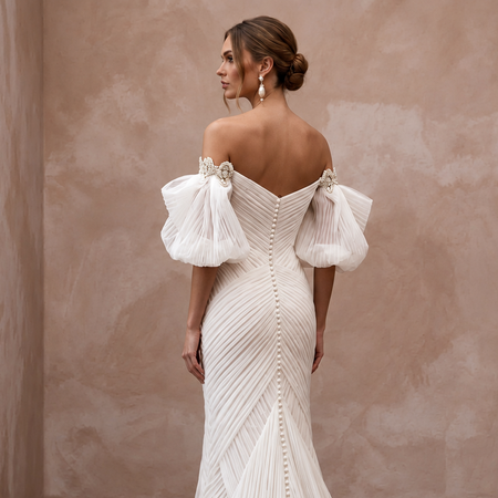 Fashion-Forward Tulle Bridal Dress with Detachable Sleeves