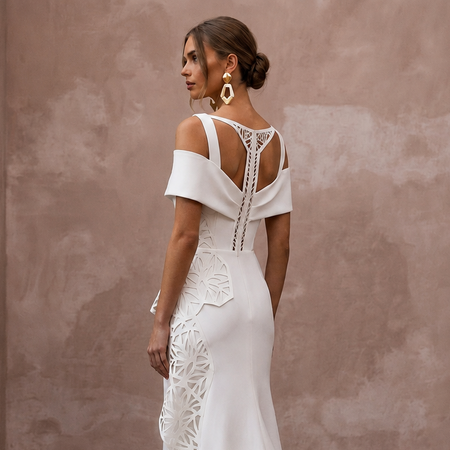 Sophisticated Ivory Matte Mikado Column for Museum Elopement