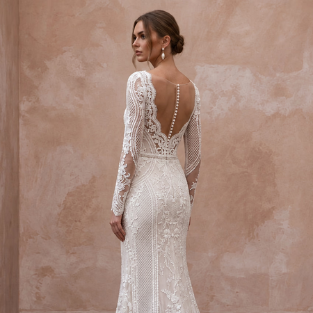 Sophisticated Lace Wedding Dress with Long Sleeves